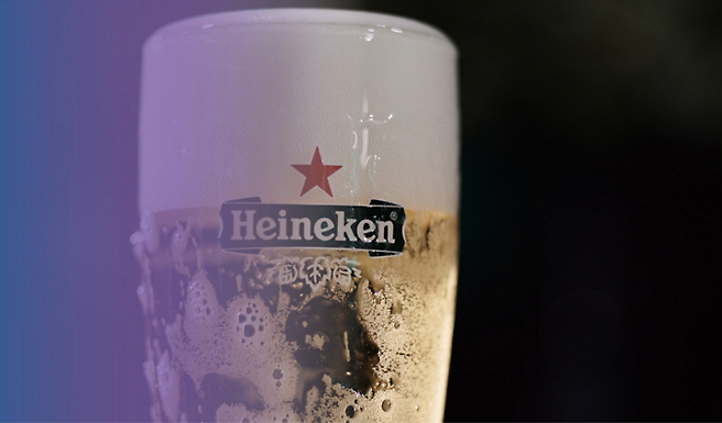 Üzerinde yıldız olan bir bardak Heineken birası.
