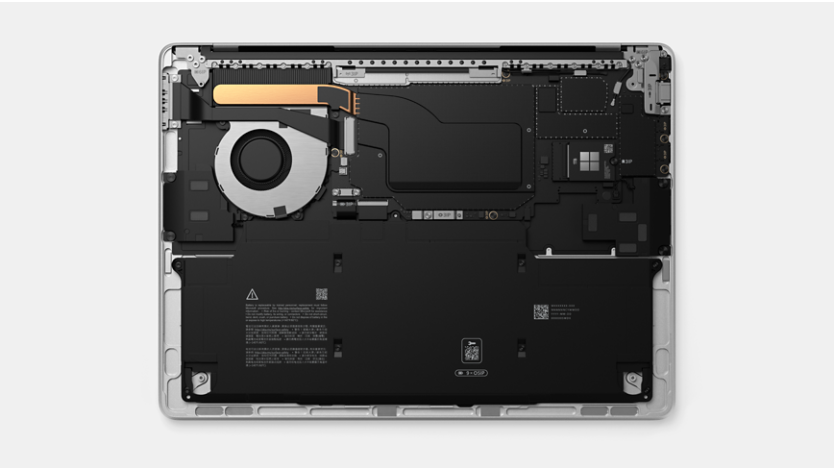 صورة لجهاز Surface Laptop تُظهر الجزء الداخلي للجهاز والشريحة